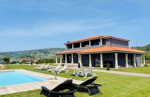 Miguas House | HostWise – Douro View Villa w/10 Suites and Pool