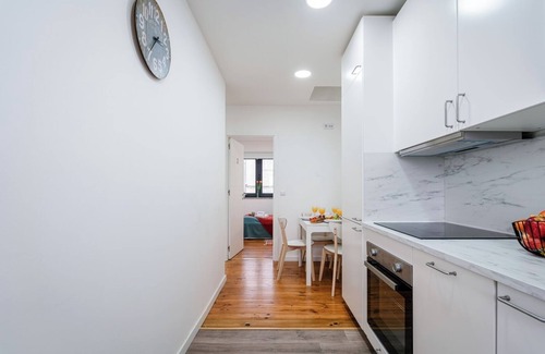 Sao Mamede de Infesta Apartment | HostWise – Modern Flat with a Suite