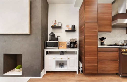 East Allegheny House | ★ HostWise Stays ★ Pet Friendly, Balcony & Patio, and an easy walk to bars & restaurants!