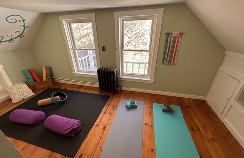 Proctorsville House | Hot Tub - 7 bedrooms - 5 minutes from Okemo Ski - enchanting 200 year old VT inn