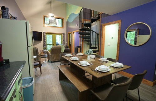 Mills River Cabin | Hot Tub~7 Miles to Airport~EV Charger~Dog Friendly