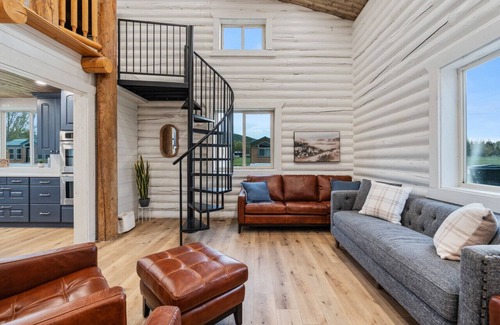 St. Charles Cabin | Hot Tub! AC! Arcades! Air Hockey and Foosball! 5 Min to North Beach!