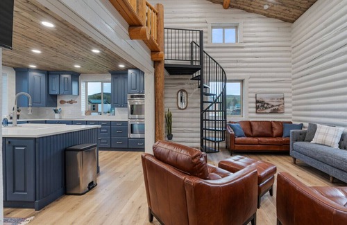 St. Charles Cabin | Hot Tub! AC! Arcades! Air Hockey and Foosball! 5 Min to North Beach!