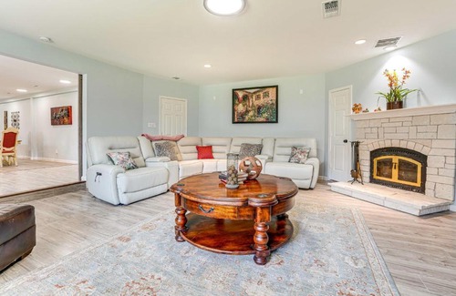 Denison House | Hot Tub and Fenced Yard Dog-Friendly Gem in Denison