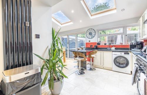 Acresford Apartment | Hot Tub and Garden Spacious Unique 3 Bed House