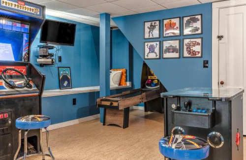 Meredith House | Hot Tub and Walk to Lakeside Dining Meredith Home!