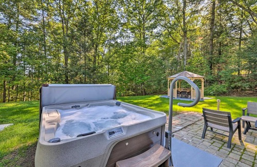 Stroudsburg House | Hot Tub and Yard Stroudsburg Home in Poconos