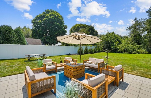West Kingston House | Hot Tub & Big Yard, Short Drive to Beaches & Newport. Close to Narragansett, RI.