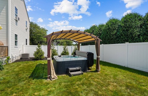 West Kingston House | Hot Tub & Big Yard, Short Drive to Beaches & Newport. Close to Narragansett, RI.