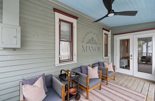 Frankfort House | HOT TUB ~Bourbon Duplex ~ 5mins to Buffalo Trace/Walking distance to downtown