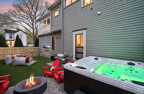 Frankfort House | HOT TUB ~Bourbon Duplex ~ 5mins to Buffalo Trace/Walking distance to downtown
