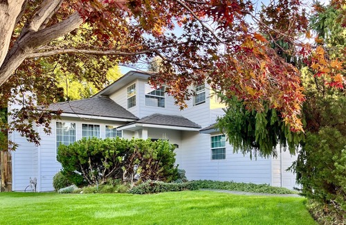 East Wenatchee House | Hot tub + Bright and spacious home + 20 min to Ski —> Sleeps 13!