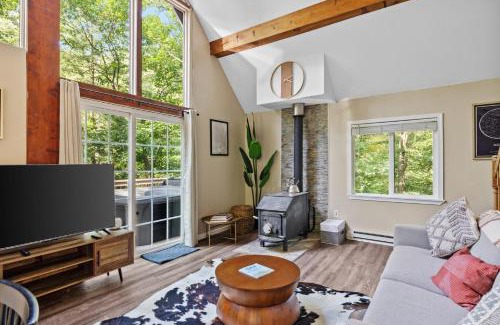 Ridgeway House | Hot Tub Chalet-Fire Pit Grill Stream & Big Yard
