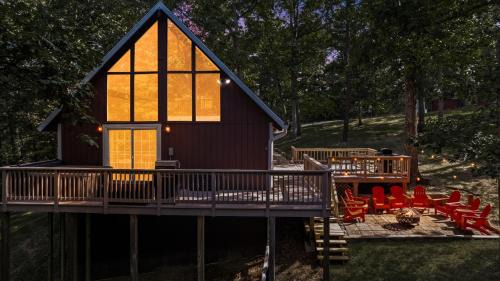 Ridgeway House | Hot Tub Chalet-Fire Pit Grill Stream & Big Yard