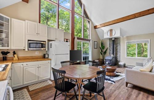Ridgeway House | Hot Tub Chalet-Fire Pit Grill Stream & Big Yard
