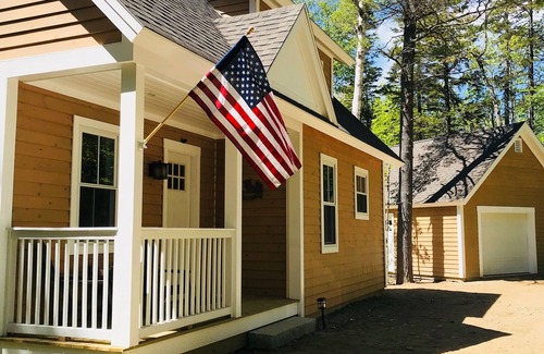 Carrabassett Valley House | HOT TUB! Close to Sugarloaf! Outdoor Paradise! Pac-Man! Fall hiking and biking!