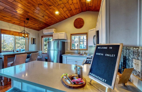 Crestline Cabin | HOT TUB! Cozy Cabin w/Tree Top Views, Dog/Family Friendly!