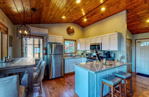Crestline Cabin | HOT TUB! Cozy Cabin w/Tree Top Views, Dog/Family Friendly!