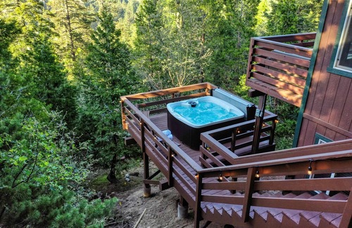 Crestline Cabin | HOT TUB! Cozy Cabin w/Tree Top Views, Dog/Family Friendly!