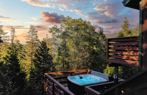 Crestline Cabin | HOT TUB! Cozy Cabin w/Tree Top Views, Dog/Family Friendly!