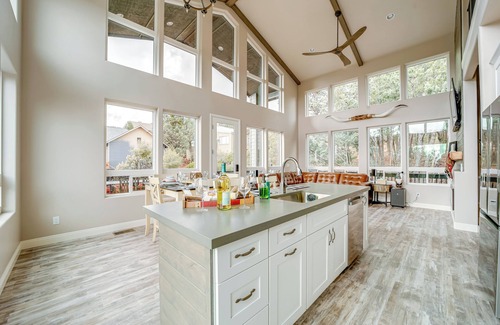 Pine Cabin | Hot Tub + Deck: Mtn-View Pine Getaway!