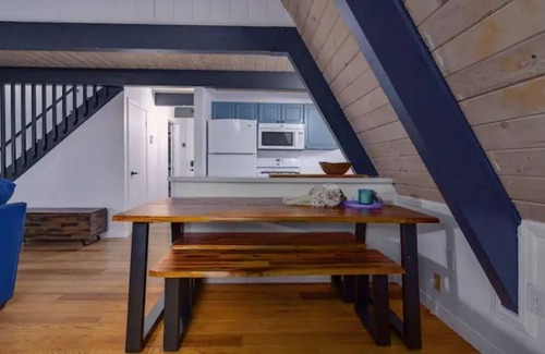Lake Arrowhead Cabin | Hot Tub - EV - Kid Friendly - A/C - Fire Pit- Arcade game - BBQ