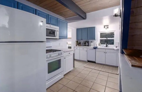 Lake Arrowhead Cabin | Hot Tub - EV - Kid Friendly - A/C - Fire Pit- Arcade game - BBQ