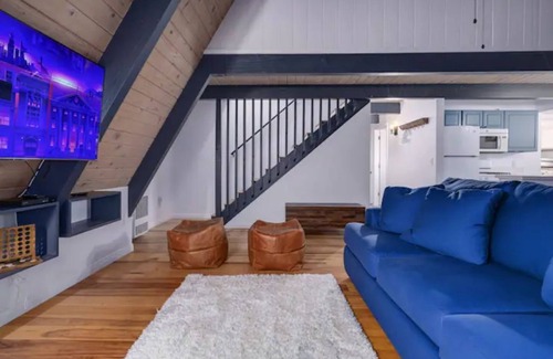 Lake Arrowhead Cabin | Hot Tub - EV - Kid Friendly - A/C - Fire Pit- Arcade game - BBQ