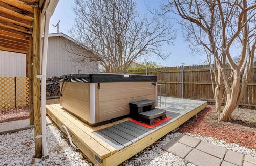 Denison House | Hot Tub & Fenced Yard: Dog-Friendly Gem in Denison