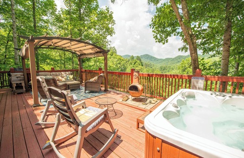Almond Cabin | Hot Tub, Fire Pit & Fall Views, Near Polar Express