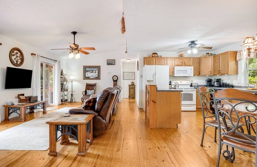 Settlers Ridge Cabin | Hot Tub, Fire Pit & Mountain Views + Biltmore Pass | Cozy One-Level Cabin