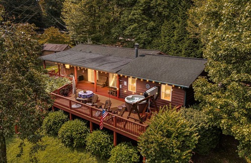 Settlers Ridge Cabin | Hot Tub, Fire Pit & Mountain Views + Biltmore Pass | Cozy One-Level Cabin
