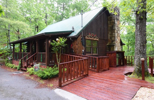 Gatlinburg - Pigeon Forge Cabin | Hot Tub, Fireplace, Screened balcony, Grill - Log Cabin near Pigeon Forge