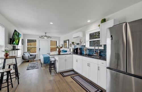 Spring Branch Cottage | Hot tub, free WiFi, pet friendly, 10 minutes to Canyon Lake/boat ramp