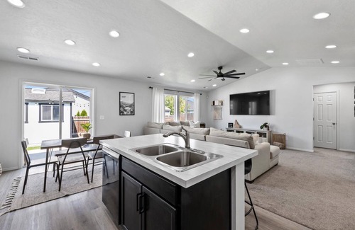 Caldwell House | Hot Tub, Game Room, 3 TVs, Near C of I and Downtown - Indian Creek