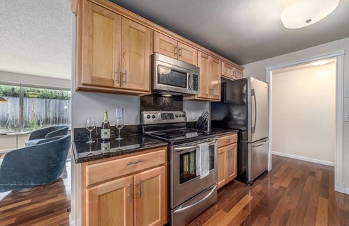 Friendly House | Hot tub Game Room Arcade AC near UofO, Hayward Field & Matt Knight