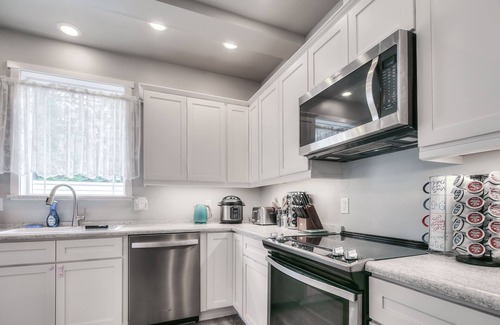 Mendenhaven House | Hot Tub, Game room, Fire Pit, Unlimited Hot Water, with stunning mountain view!