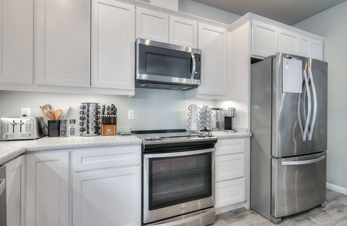 Mendenhaven House | Hot Tub, Game room, Fire Pit, Unlimited Hot Water, with stunning mountain view!