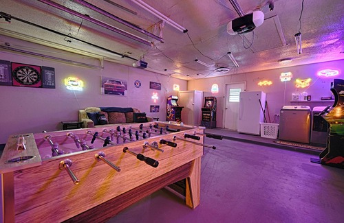 Crowley House | Hot Tub,Gameroom,15 Miles to Dickies Arena,FirePit,BBQ Grill!