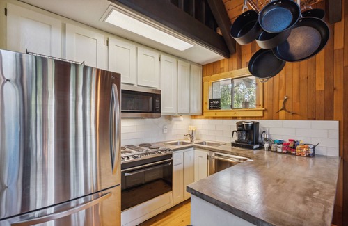 Roslyn Ridge Cabin | Hot Tub @ Hawkeye's Nest with Peek-A-Boo View