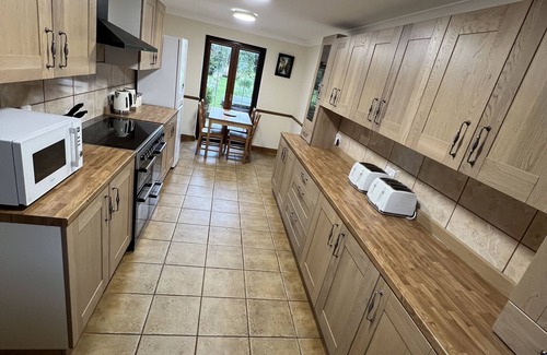 Bournemouth City Centre House | Hot Tub & Heated Pool Heaven in this Bournemouth Residence