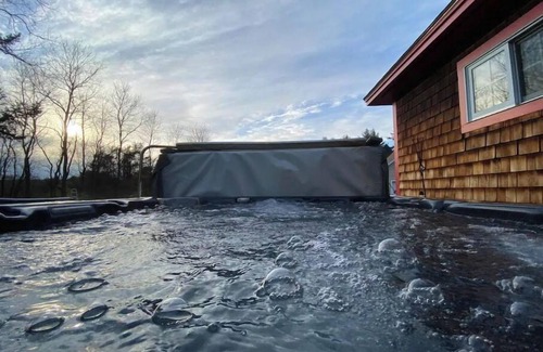 Northfield Cabin | Hot tub! Highland Mountain Bike Park, Lakes and Mountains Near-by