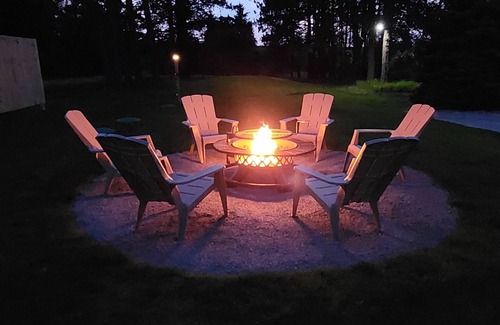 Gladstone House | Hot Tub House Kipling Cottages Deck Fire Pit Sauna 2 bed/1 bath Smart TVs WiFi