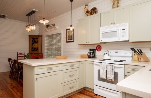 Old Fort Cottage | Hot Tub! Jarrett Creek Cottage bike/walk to breweries, ice cream, cafes, shops