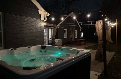 Rockford House | HOT TUB - KING Suite - Game Room - Large Groups