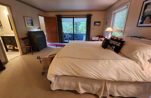 Birchwood Farms House | HOT TUB-Lake Michigan views-15 minutes to ski hills