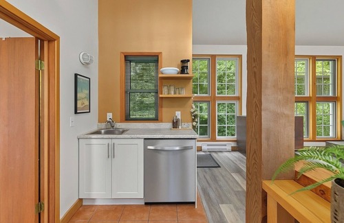Ucluelet House | Hot Tub ~ Loft With Eagle's Nest Above! ⎮Eagle's Nest