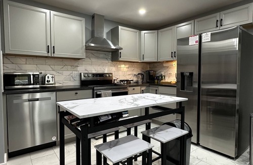 East Stroudsburg House | Hot Tub Luxury Pondfront House in East Stroudsburg