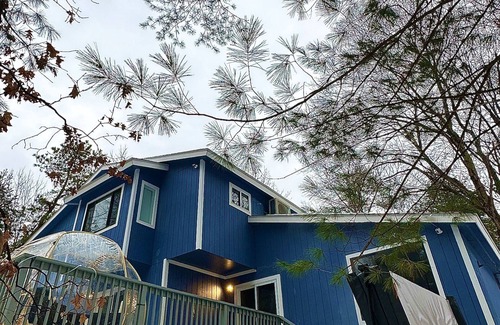 East Stroudsburg House | Hot Tub Luxury Pondfront House in East Stroudsburg