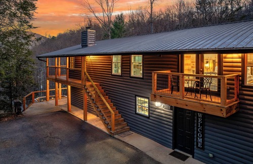 Gatlinburg - Pigeon Forge Cabin | 🛁Hot-Tub 🗻Mountain Views 🎮Game Room 🍿Theatre 🍸Speakeasy 🛏️Sleeps 21
